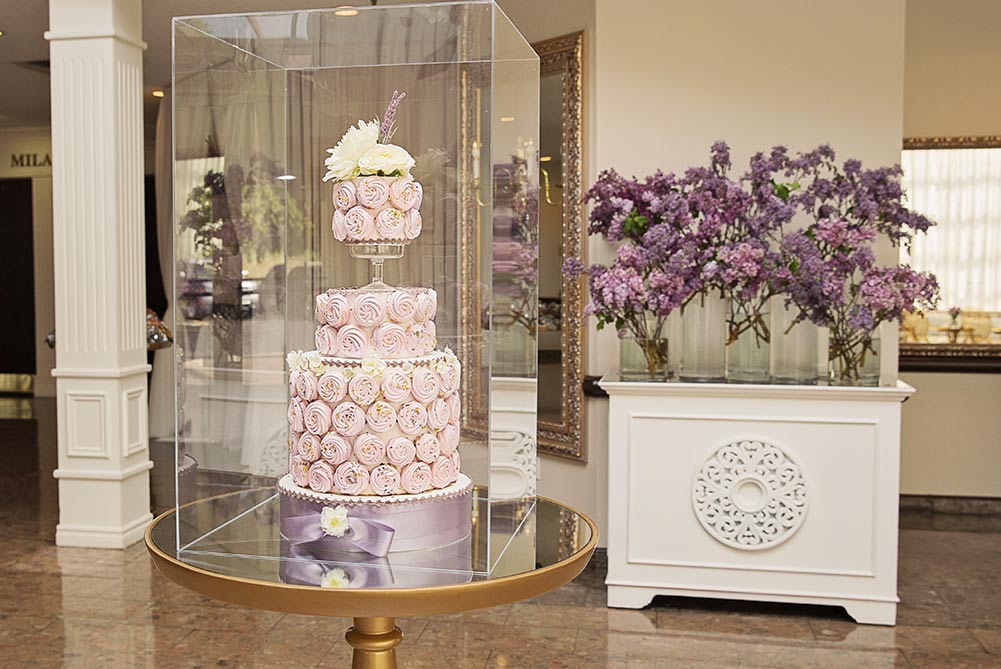 lilac rosette wedding cake in clear acrylic box